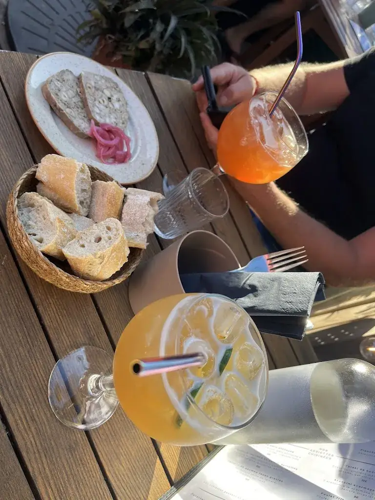 Melia0604_L'Entourloupe_Bidart_review