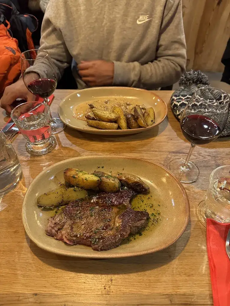 J_AU MONTAGNARD_Huez_review