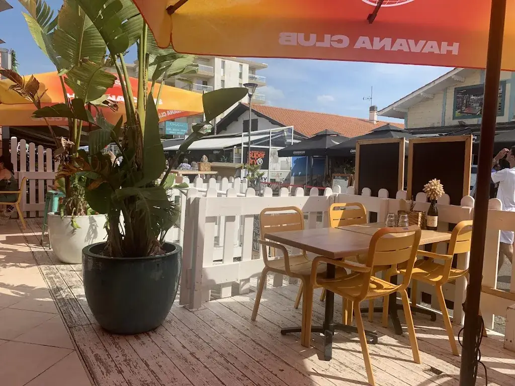 L'AVENUE restaurant in Biscarrosse