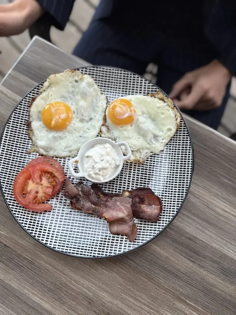 Matt McHaffie_Au bistrot, chez les filles_Huez_review