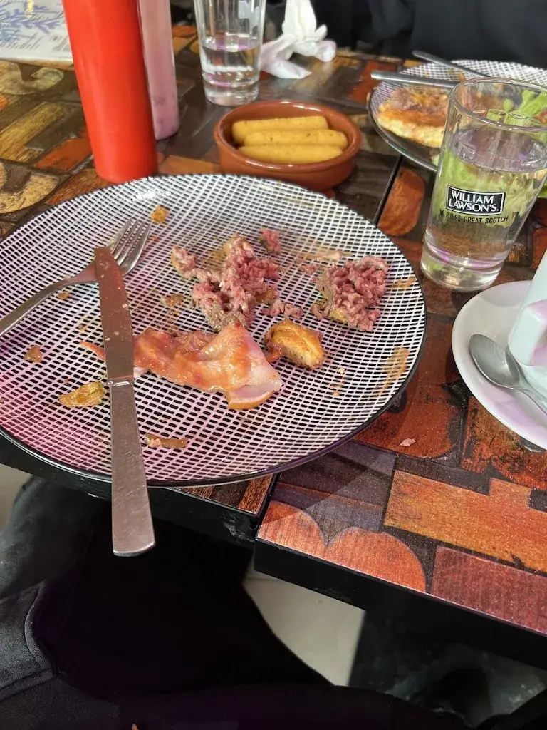 Aliaksei Liavonik_Au bistrot, chez les filles_Huez_review