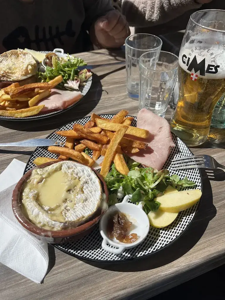 NOWACKI anais_Au bistrot, chez les filles_Huez_review