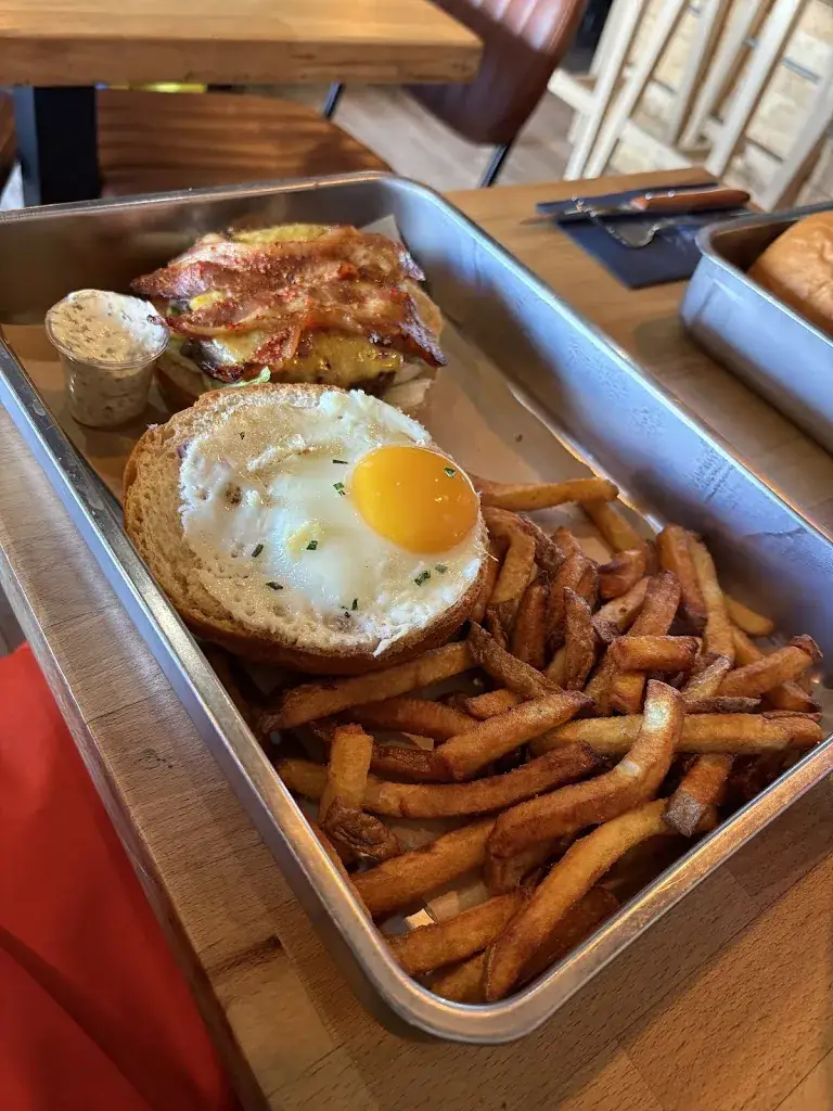 Wojtek Stupka_Au Trappeur_Huez_review