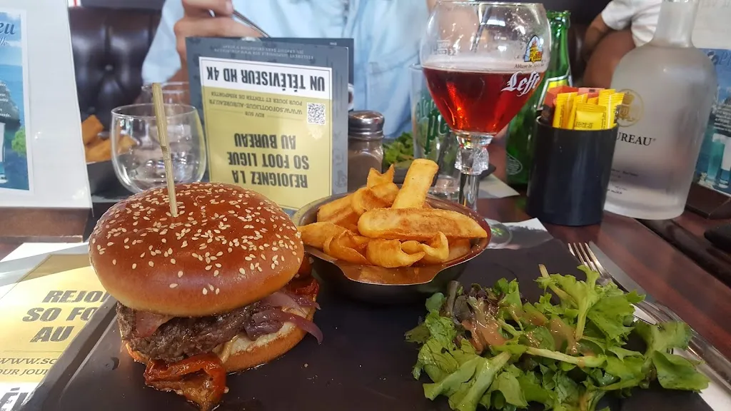 Elizabeth Kameo_Au Bureau - Pub et Brasserie Boulazac_Manoire_review