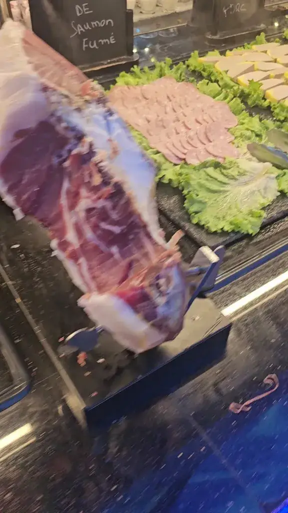 Bertha Mumba_Buffet Moderne_Manoire_review