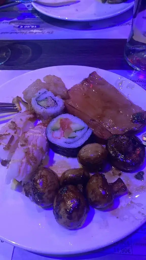 Sue Neill_Buffet Moderne_Manoire_review