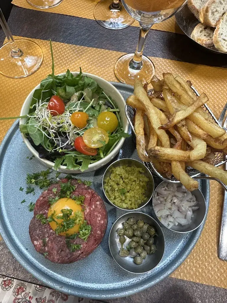 albane soubigou_Le Médaillon_Manoire_review