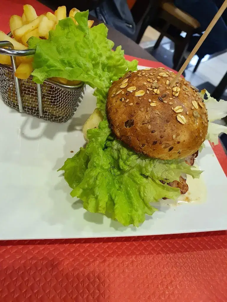 Isabelle Defaye_Le Médaillon_Manoire_review