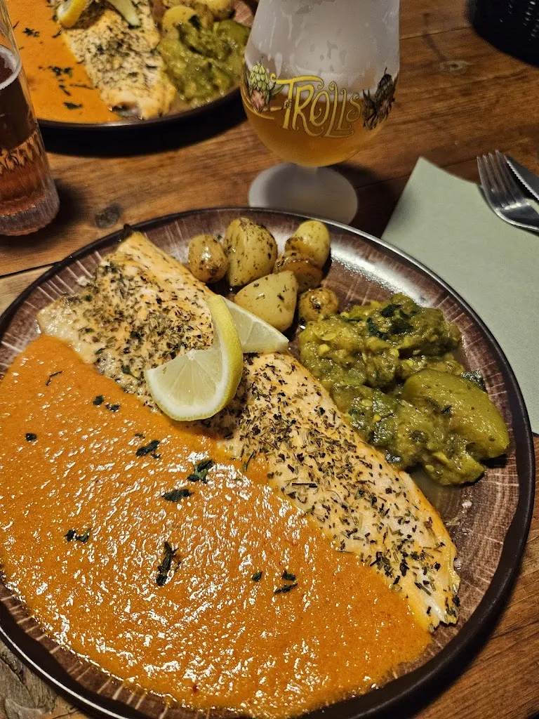 Restaurant les Glycines_Saint-Étienne-de-Chomeil_slider_image_3