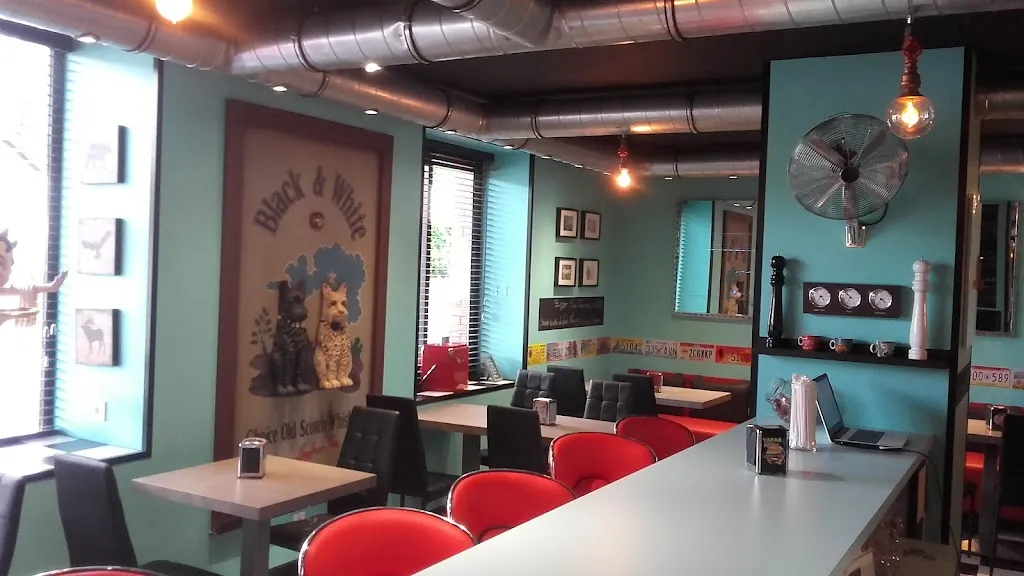 Le Q.G restaurant in Ydes