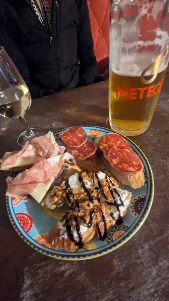 Glen Hamrick_LE TERRIER BAR TAPAS JEUX_Périgord_review