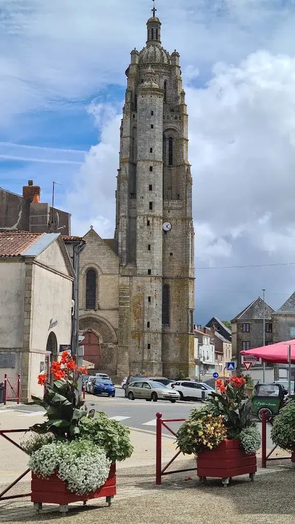 Malcolm Jones_LES CLOITRES_Bressuire_review