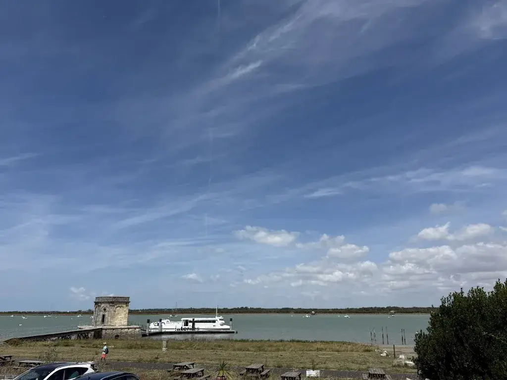 Emma Minot_L'Escale de Lupin_Saint-Nazaire-sur-Charente_review