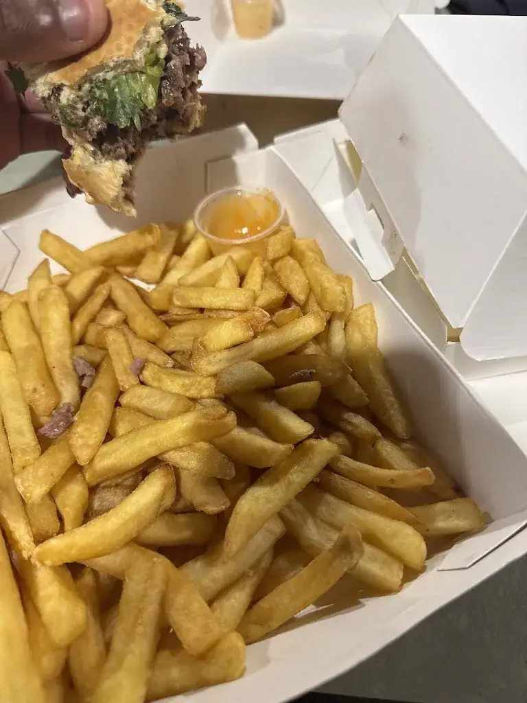 BOSTON STUDIO FRANCE_Au Diablotin snack burgers_Rochefort_review