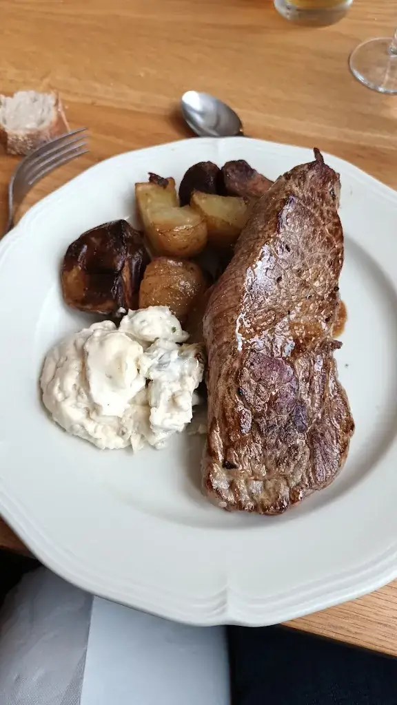 Eva Levesque_L’établissement_Bugeat_review