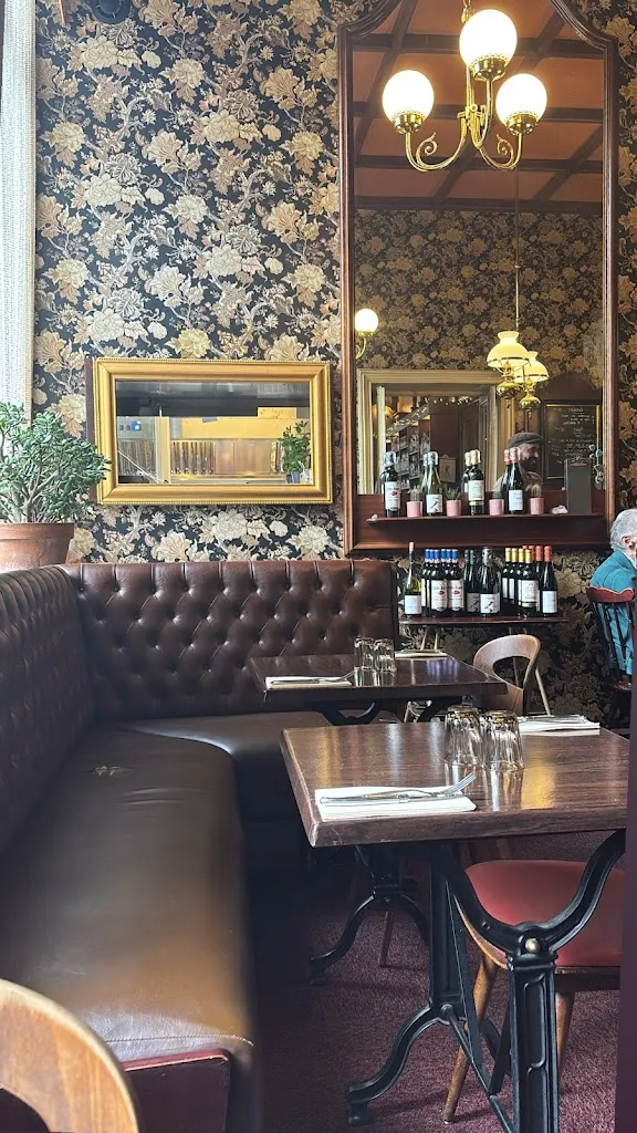 Louise Boutillier_CAFÉ DE LA POSTE_Bourboule_review