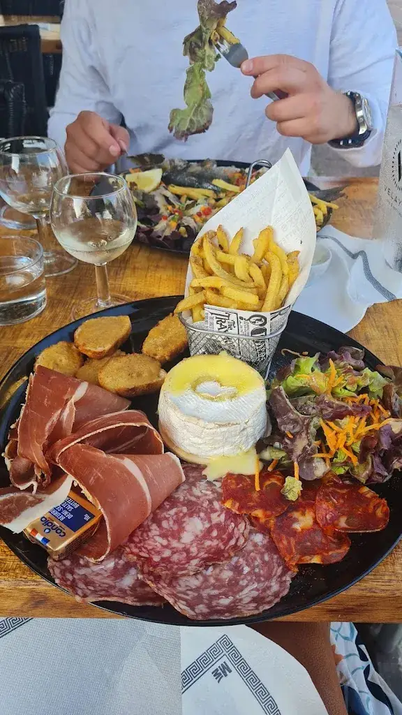 Fiona Hackshall_Les Mouettes_Carcans_review