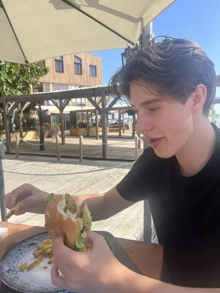 Brock Stephenson_Le Cofé Maubuisson_Carcans_review