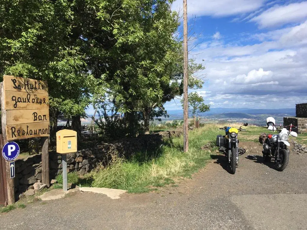 Max Trono_La Hutte Gauloise_Roche-Blanche_review