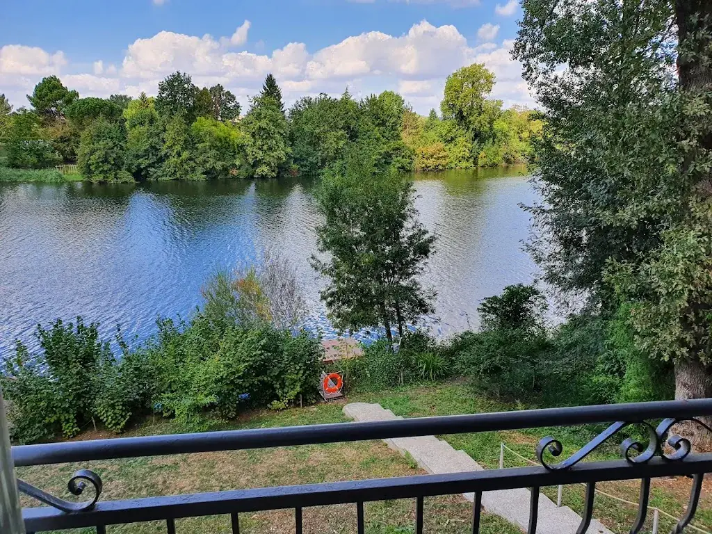 Derek Hughes_La source_Sainte-Livrade-sur-Lot_review