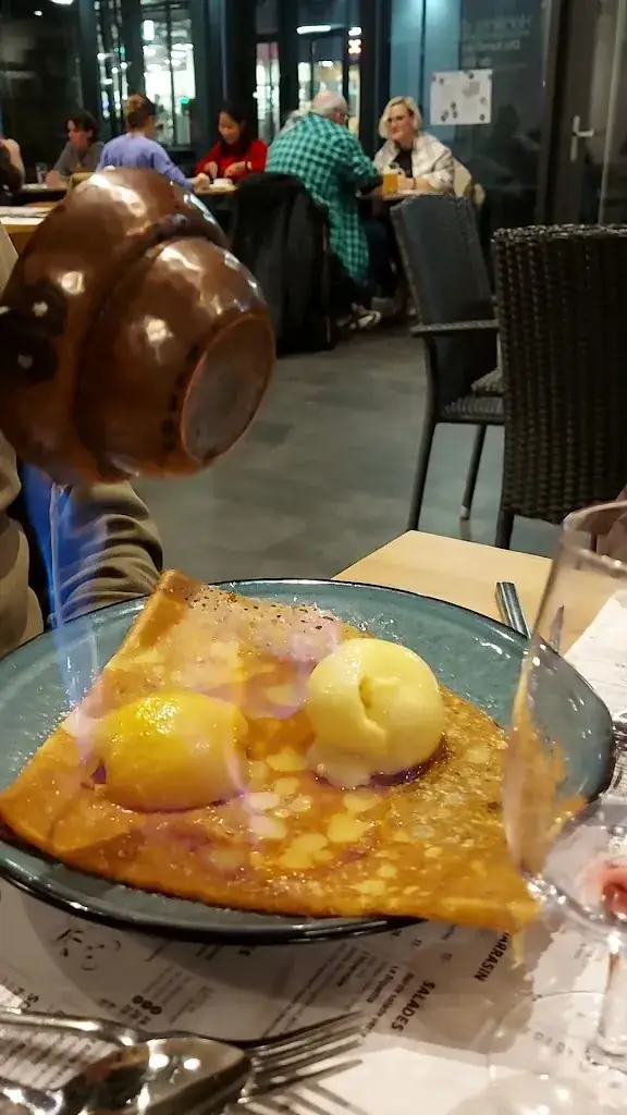 L'Hermine Crêperie-bretonne_Tour-de-Trême_slider_image_2