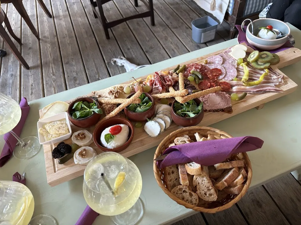 iliona _ln_LES VENTS D'ANGES - Bar à Vin_Castillonnès_review