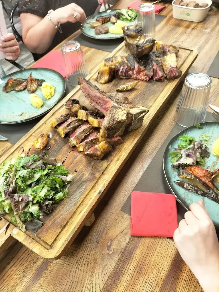 Megane Pottier_Les 8 Couteaux_Castillonnès_review