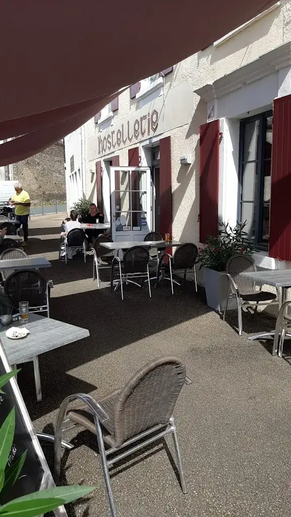 Le Boeuf Couronné restaurant in Champdeniers