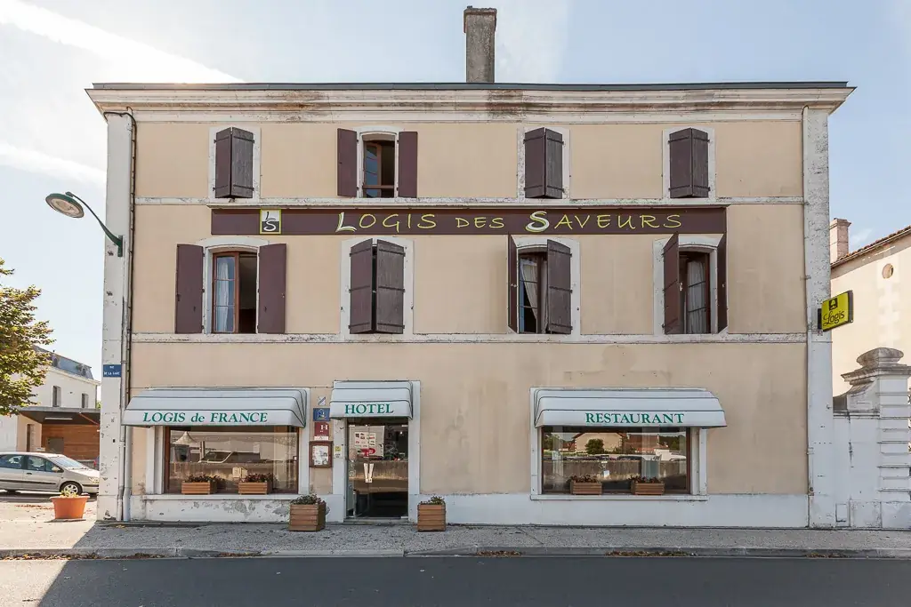 Hôtel Logis des Saveurs restaurant in Chasseneuil-sur-Bonnieure