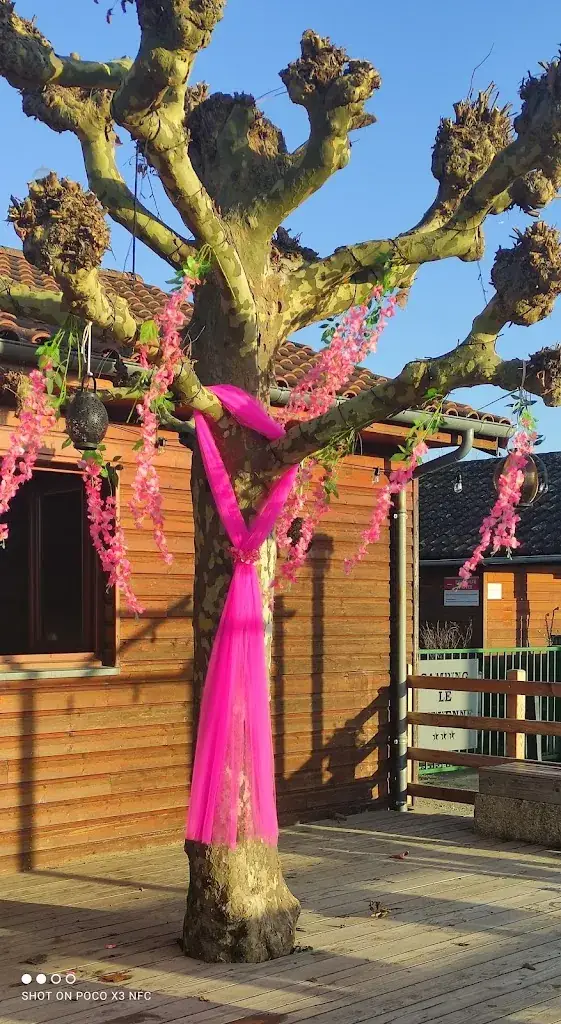 Camping Le Cheyenne Limousin restaurant in Châteauneuf-la-Forêt