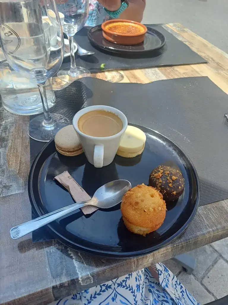 Hayley Smith_Le Garage Bar_Cognac_review