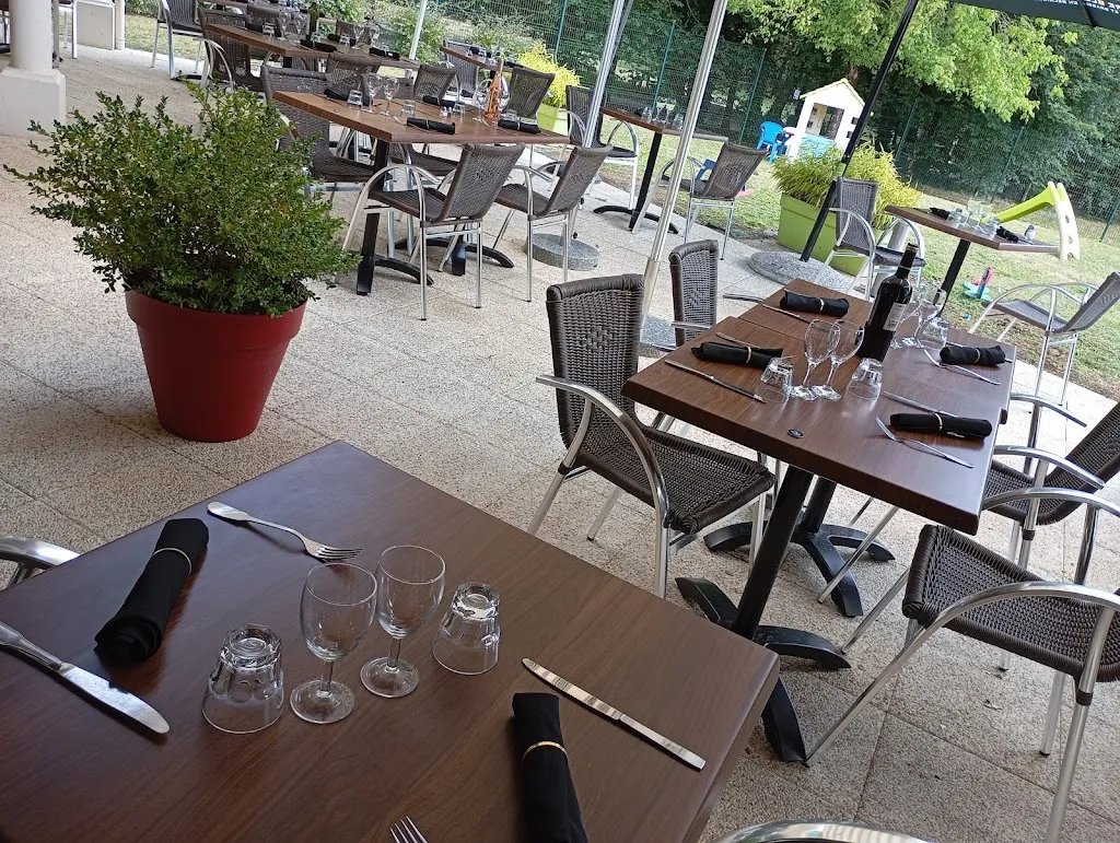 Relais du Pays Civraisien restaurant in Savigné