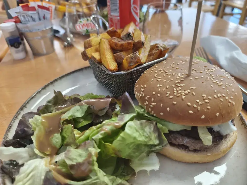 Au Petit Bistrot_Savigné_slider_image_3