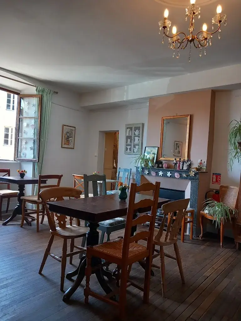 Hilary Hurcomb_Café Chez Naomi_Confolens_review