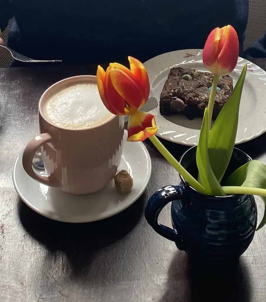 EMMA GOODMAN_Café Chez Naomi_Confolens_review