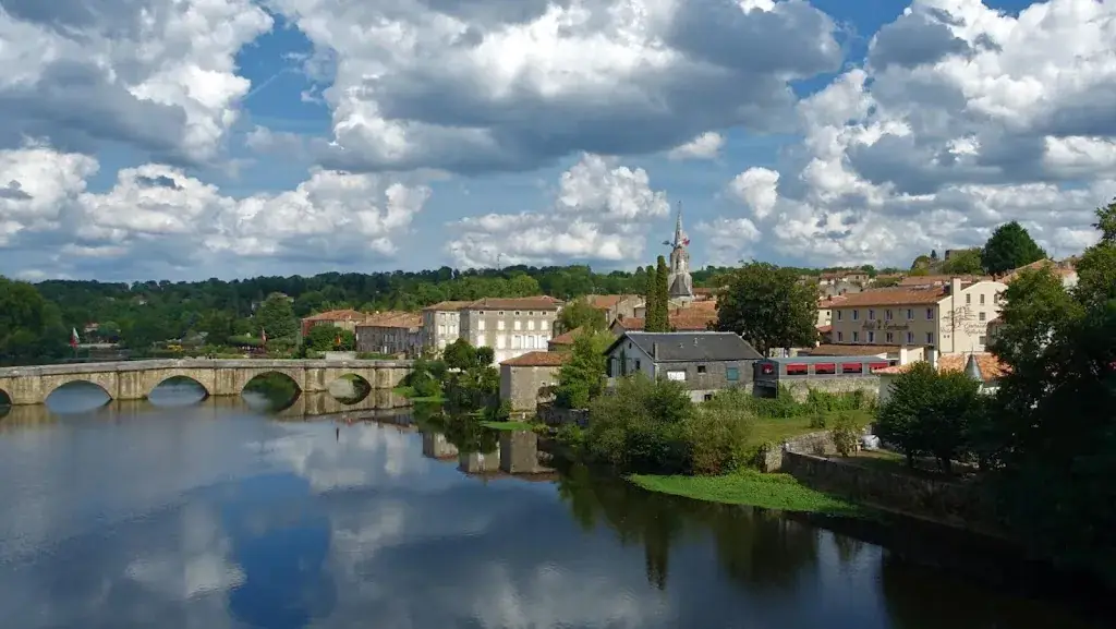 Logis Hôtel Emeraude ristorante a Confolens