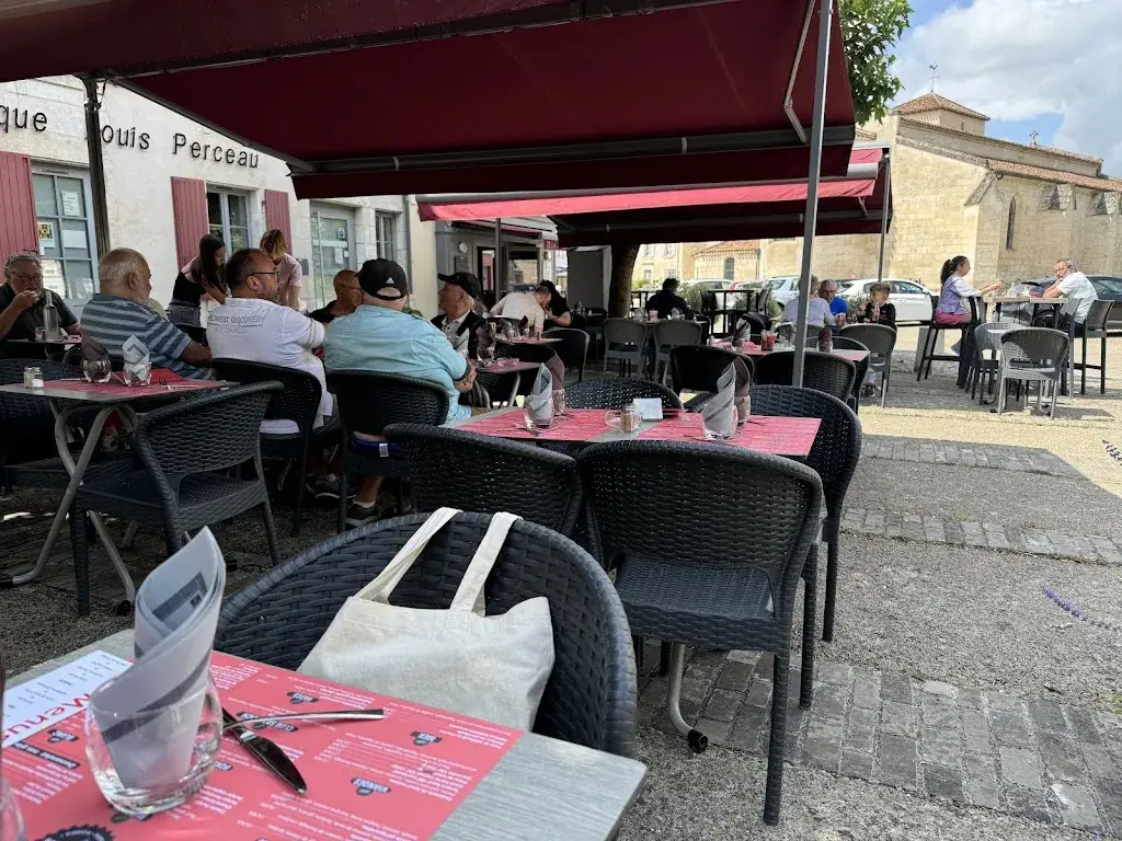 Marais Social Club restaurant in Coulon