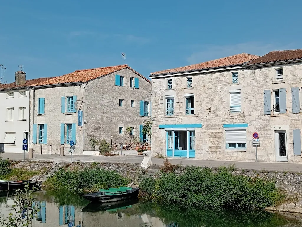 Hôtel Au Marais restaurant in Coulon