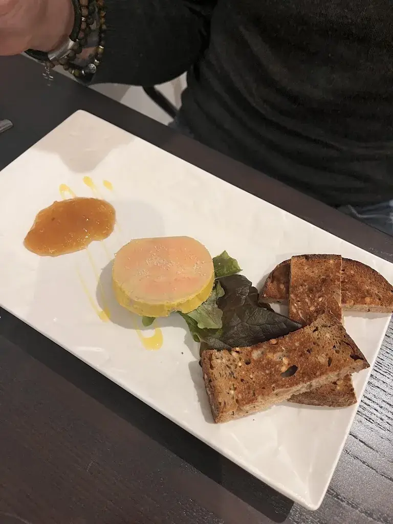 Sarah Fragata_Tour de Table_Tour-en-Jarez_review