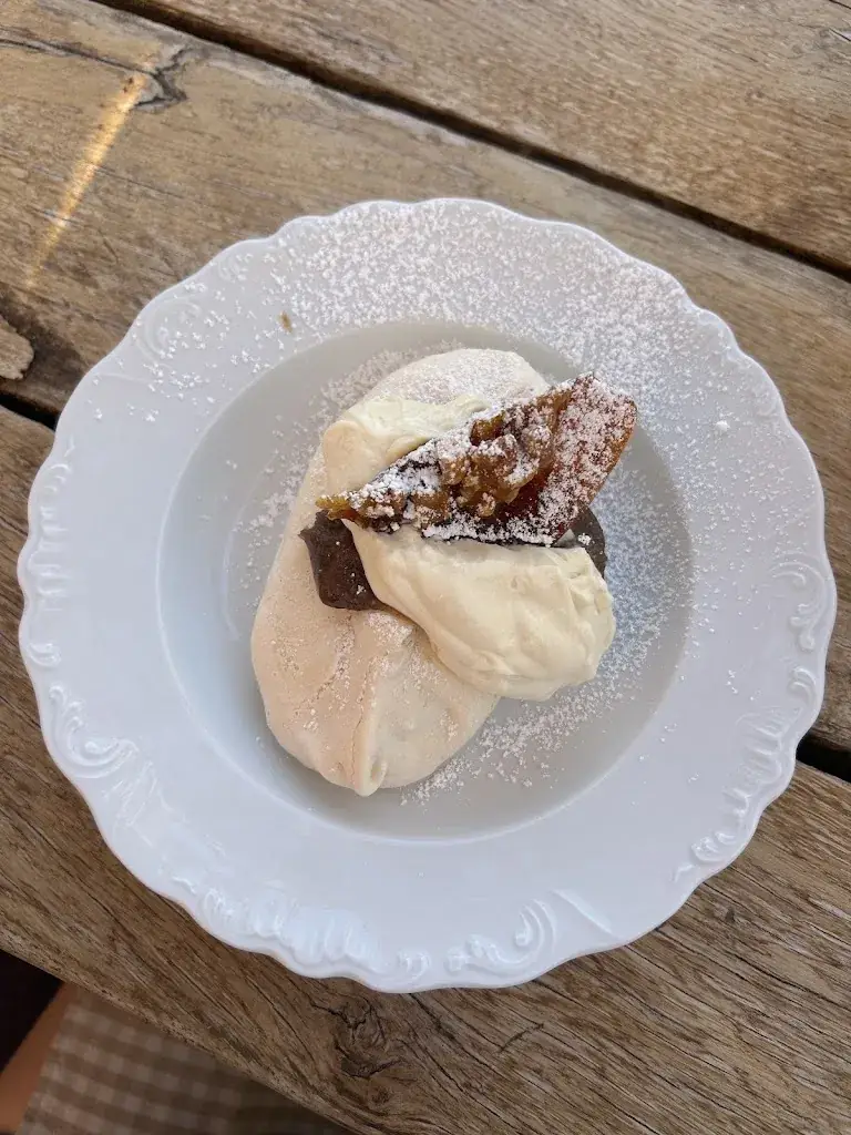 J van Broekhoven_Cafe Nicki_Coussac-Bonneval_review