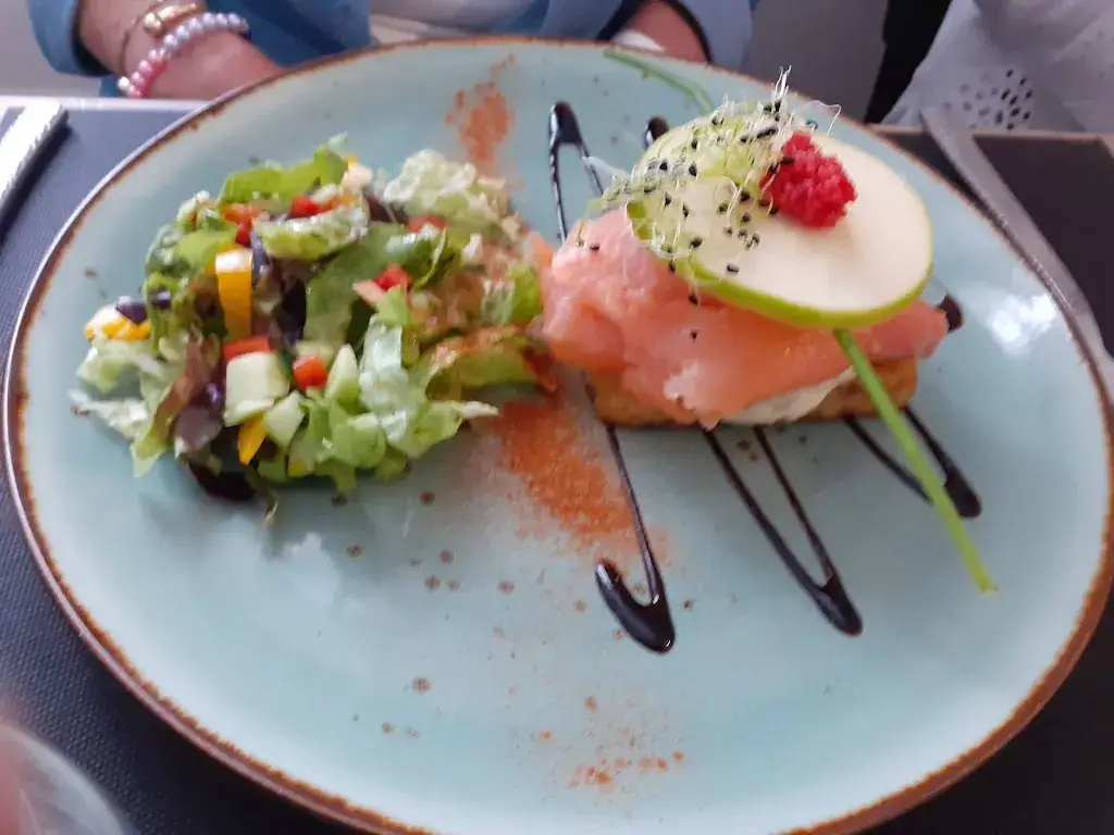 Graham Hill_LE SAINT PIERRE_Cozes_review