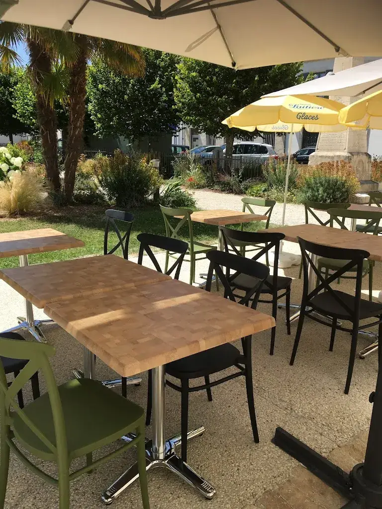 LE SAINT PIERRE restaurant in Cozes