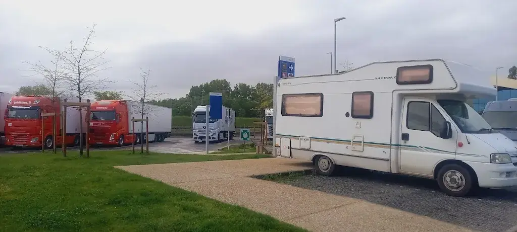 Darren De Silva_Aire de Meillac - A10_Cubzac-les-Ponts_review