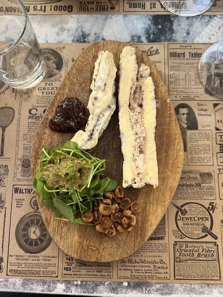 Thomas Dermody_La Maison_Eyzies_review