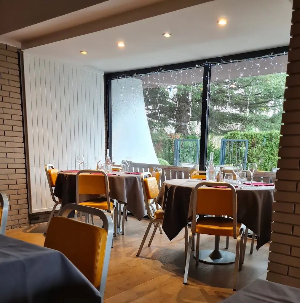 Catherine LACHOWSKI_Les Trois Dauphins_Tronche_review