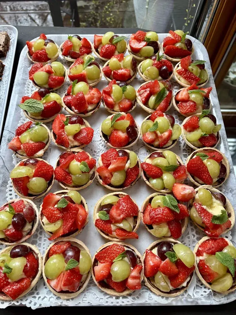 Open kitchen foodtruck restaurant in Échillais