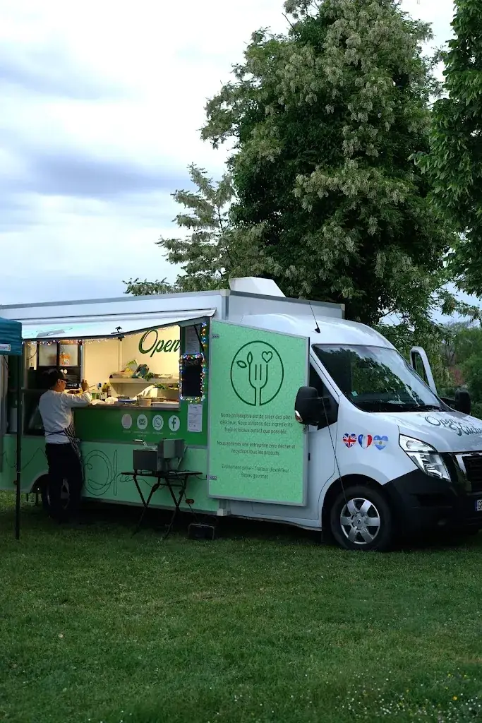 Open kitchen foodtruck_Échillais_slider_image_2
