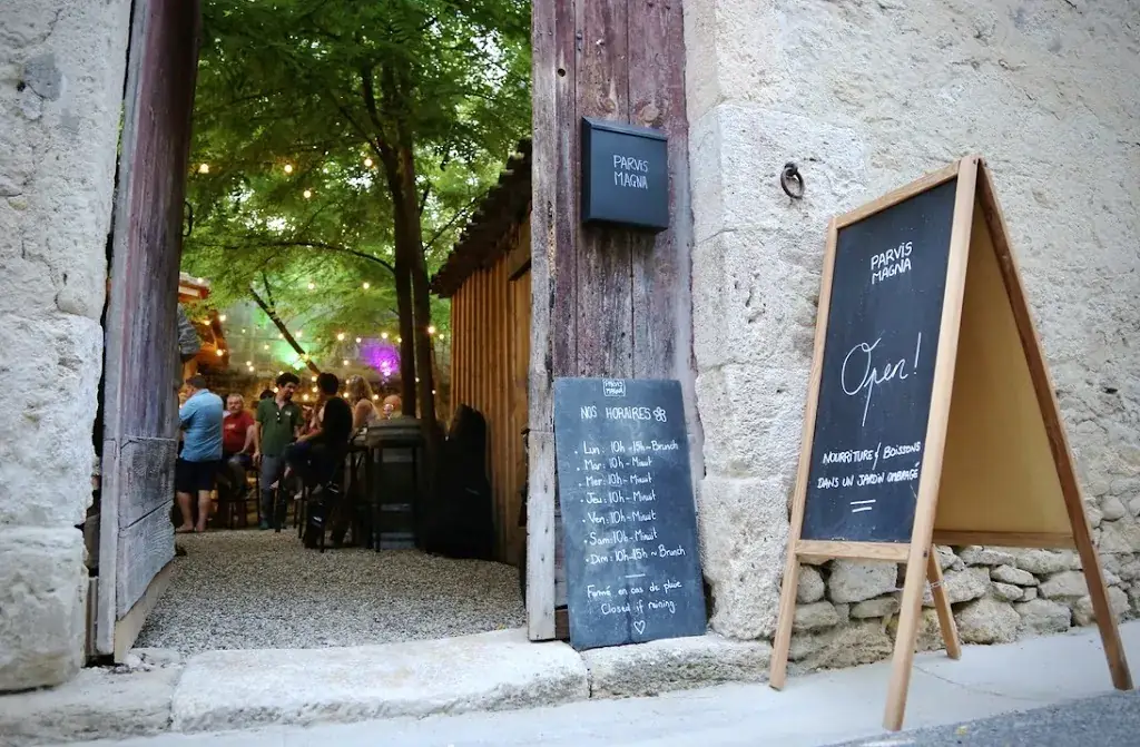 Wayne Moss_Parvis Magna_Duras_review