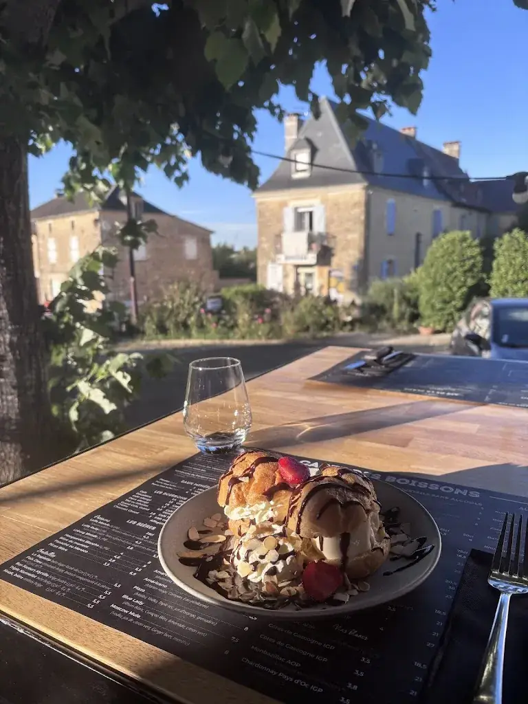 Café de la Place_Salignac-Eyvigues_slider_image_3