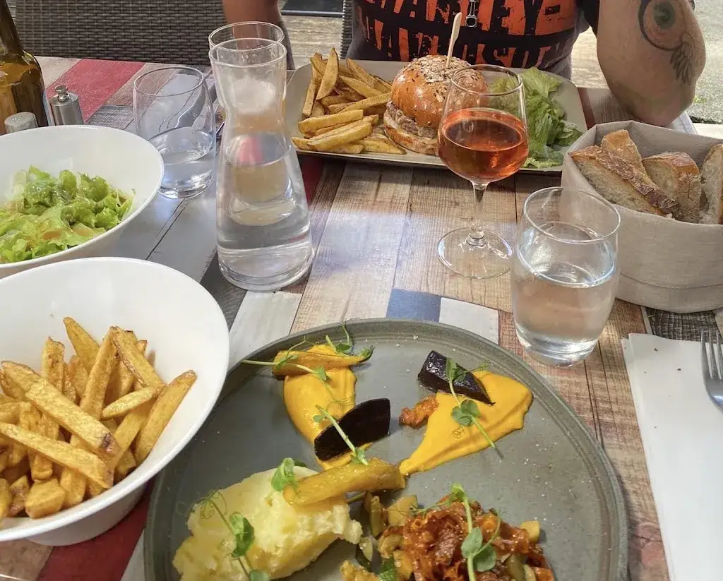 Denver Milne_Le Troubadour_Hautefort_review